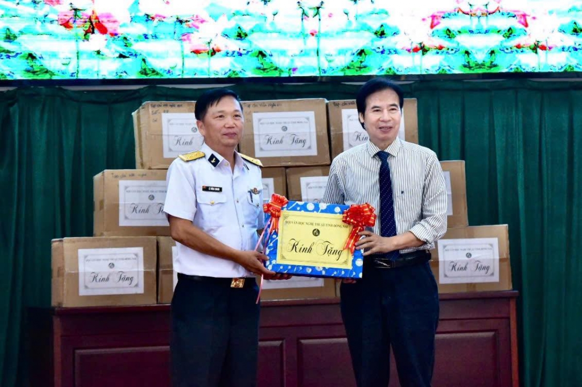 Đồng chí Chủ tịch Hội Văn học Nghệ thuật tỉnh Đồng Nai trao qua cho cán bộ, chiến sĩ Vùng 2 Hải quân