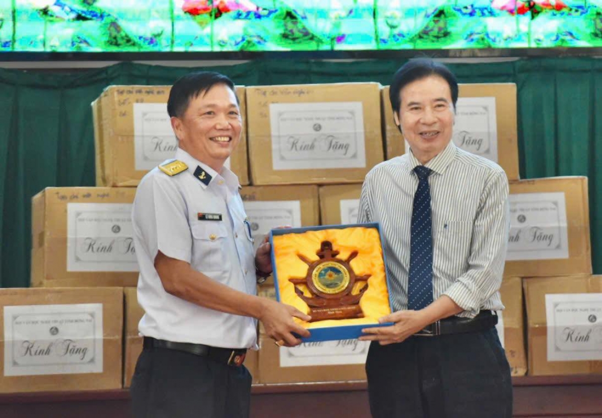 Đồng chí Phó Chủ nhiệm Chính trị Vùng 2 trao quà kỷ niệm của BTL Vùng 2 cho Hội Văn học Nghệ thuật