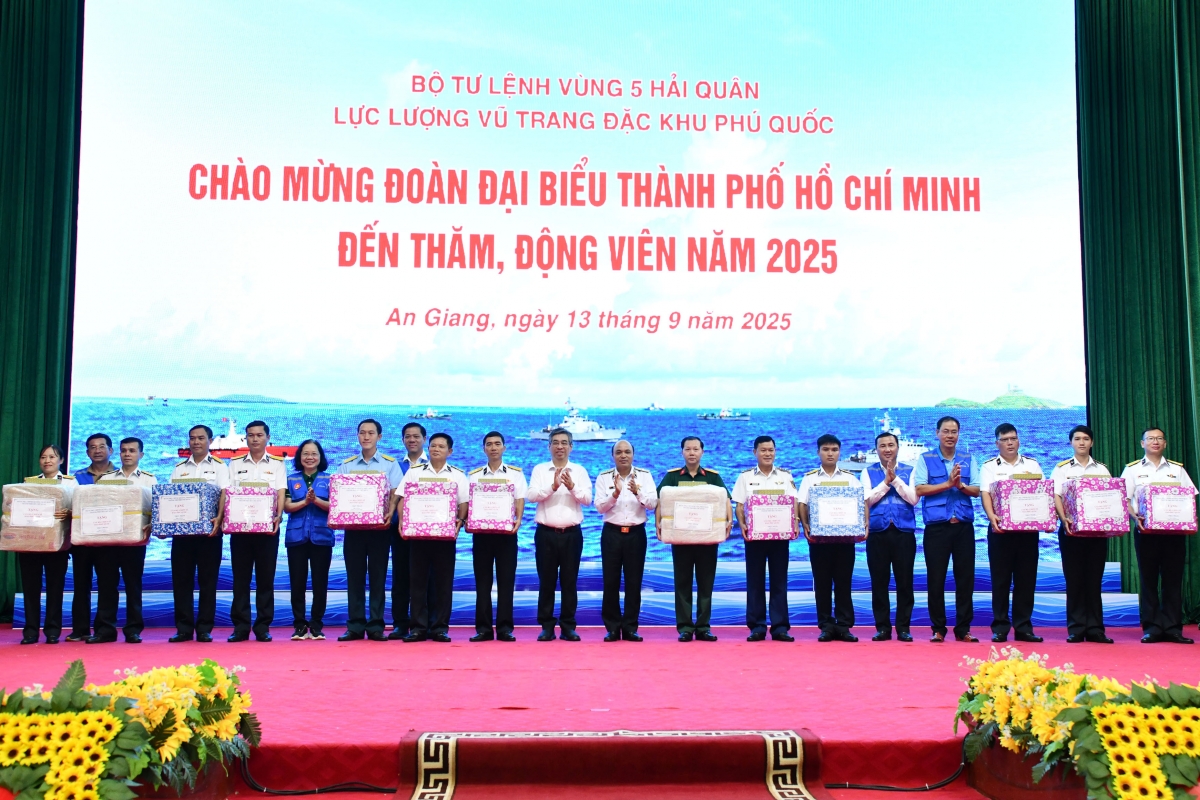 Lãnh đạo Quân chủng Hải quân và TP. Hồ Chí Minh tặng quà các đơn vị đóng quân trên đảo Phú Quốc.