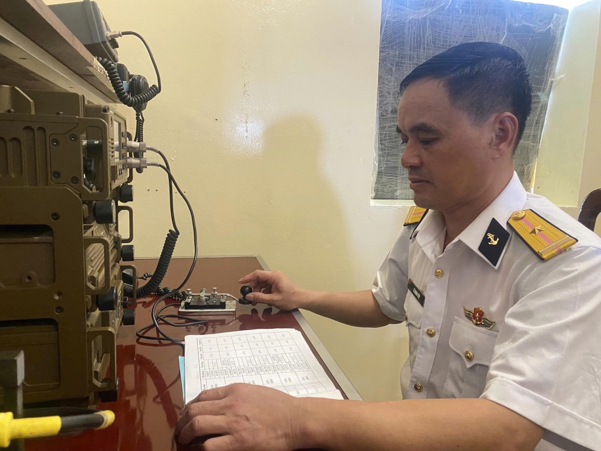 Thiếu tá QNCN Lê Quang Tiệp thông tin liên lạc về đất liền