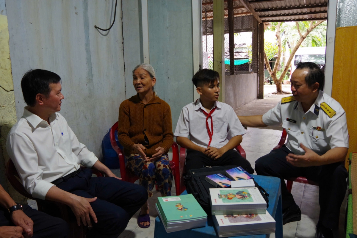 Đại tá Vũ Duy Lưu động viên cháu Hồ Minh Phú tiếp tục nỗ lực, cố gắng để theo đuổi ước mơ