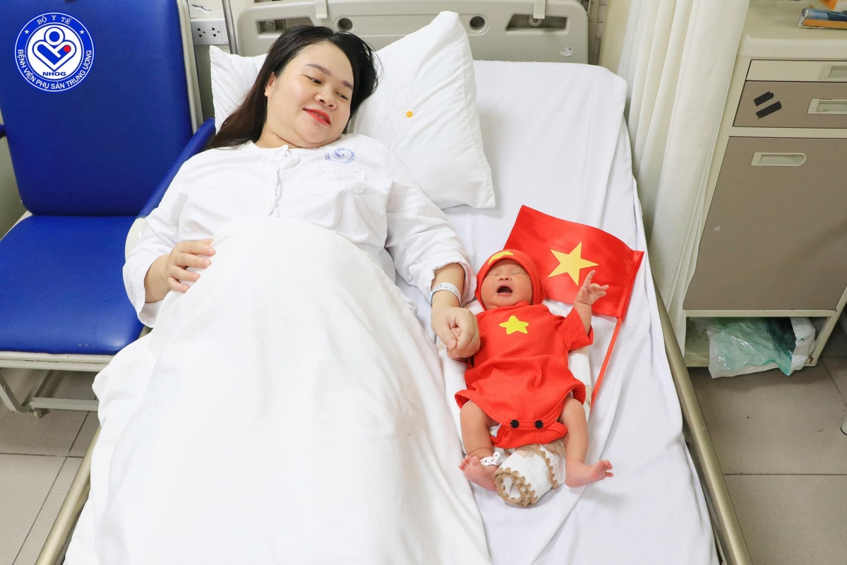 Người mẹ vui mừng khi con sinh đúng những ngày đặc biệt của đất nước