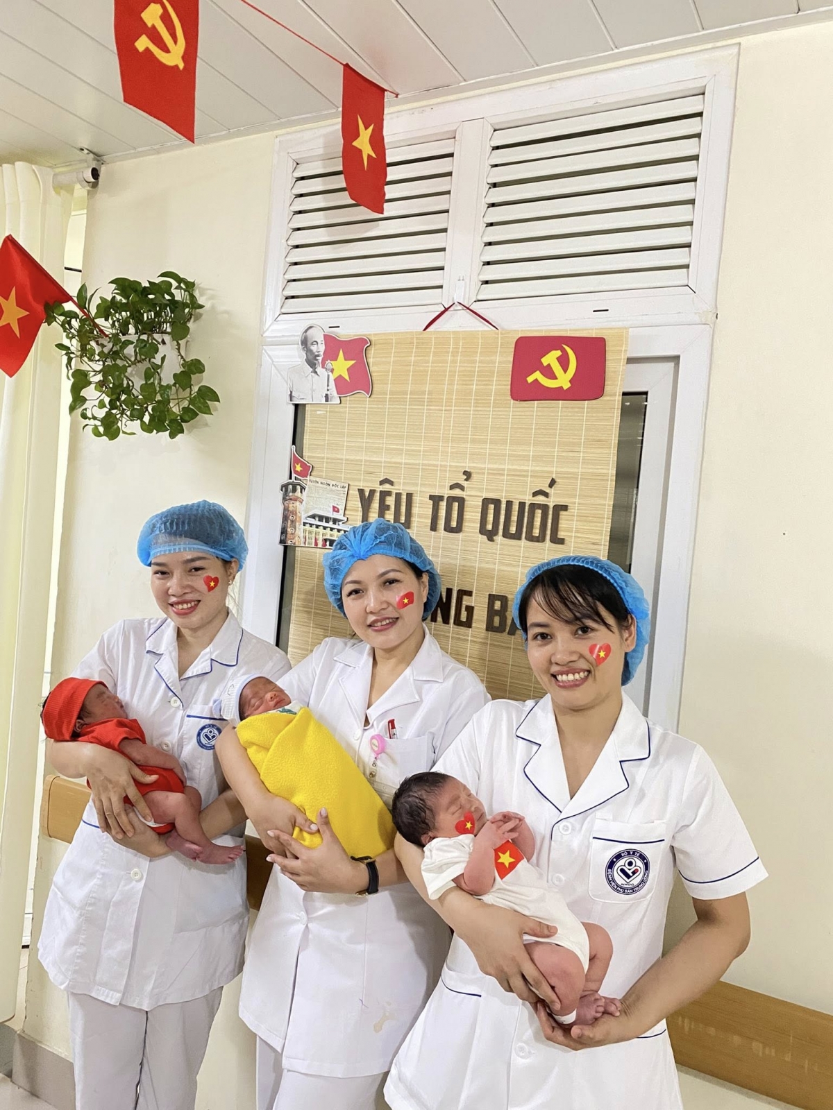 Nhân viên y tế đón các bé vừa chào đời tại BV