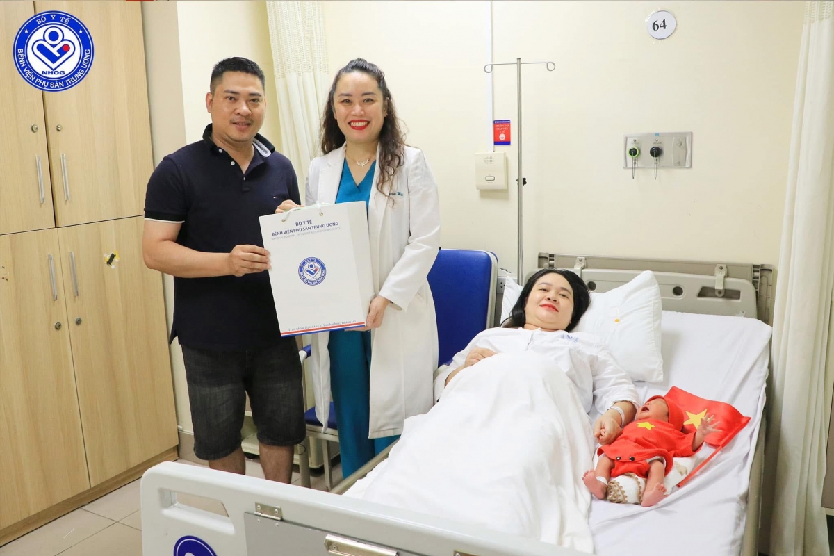 Bác sỹ Vũ Ngân Hà, Phụ trách Khoa Sản thường thăm hỏi và tặng quà cho gia đình sản phụ