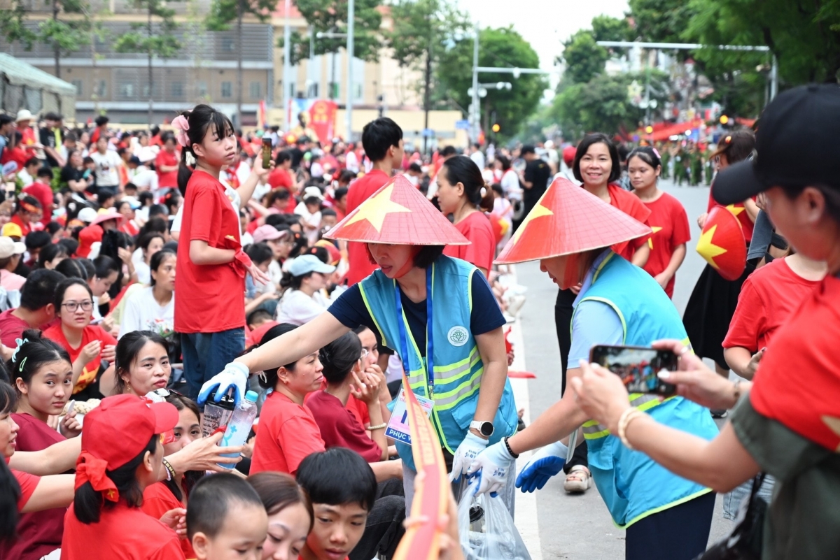 Rác thải được thu gom liên tục, không để xảy ra tình trạng ùn ứ tại những nơi tập trung đông người dân.