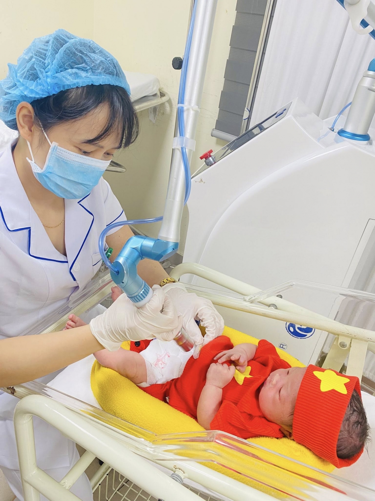 Nhân viên y tế BV cân cho em bé chào đời dịp Quốc khánh