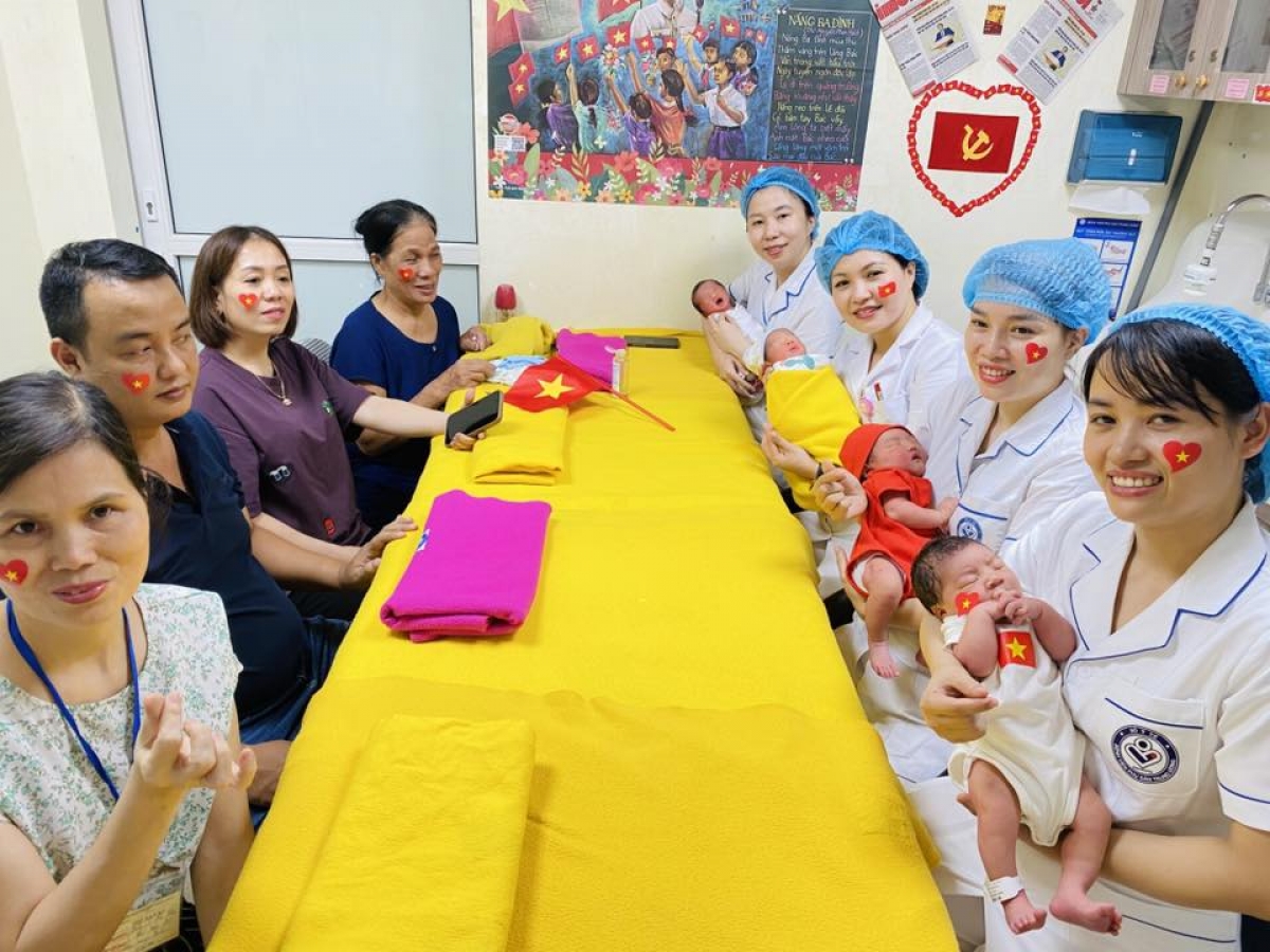 Nhân viên y tế BV hướng dẫn chăm sóc trẻ cho gia đình bệnh nhân