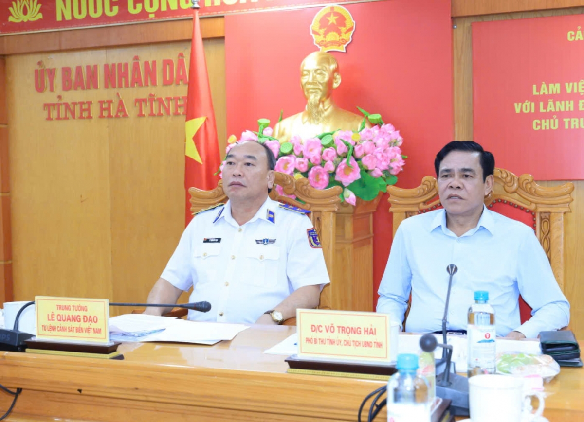 Trung tướng Lê Quang Đạo, Tư lệnh Cảnh sát biển và đồng chí Võ Trọng Hải, Phó Bí thư Tỉnh uỷ, Chủ tịch UBND tỉnh Hà Tĩnh đồng chủ trì buổi làm việc