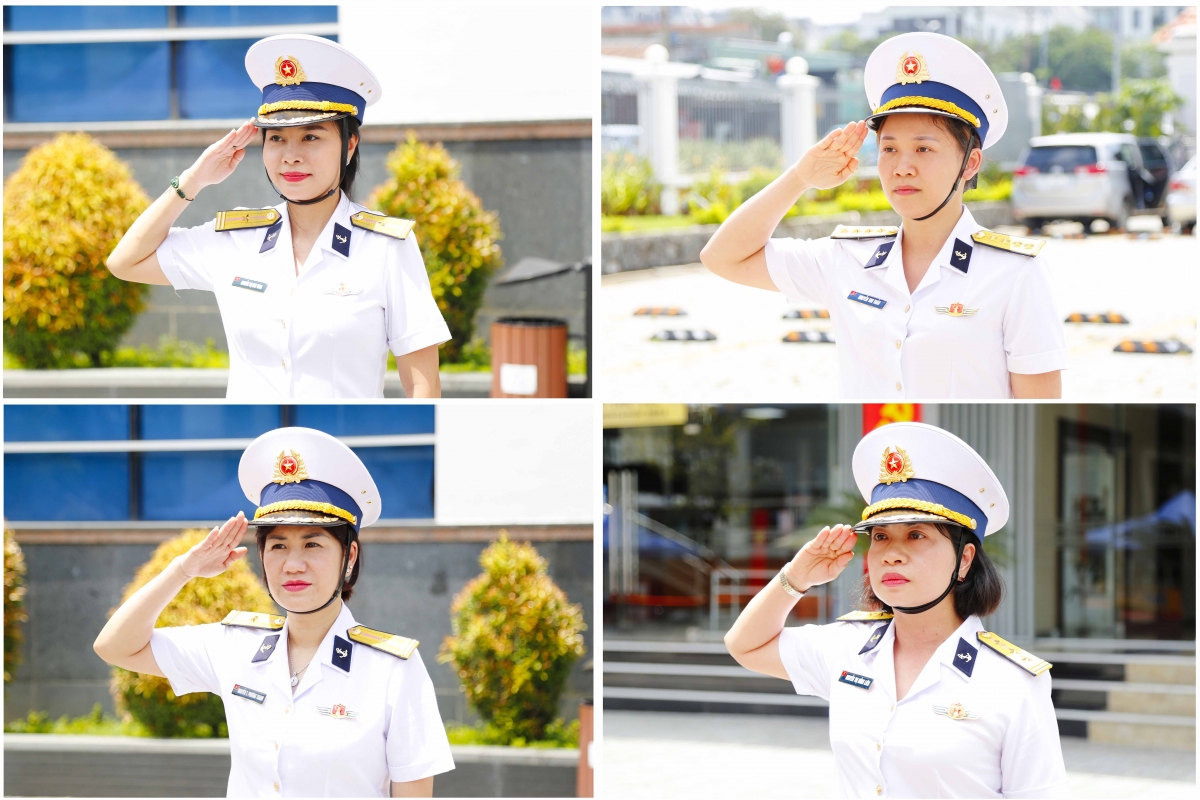 Các nữ quân nhân thực hiện động tác chào, báo cáo cấp trên