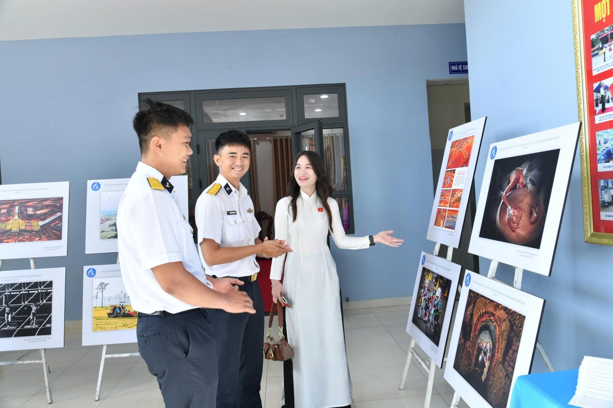 Các đại biểu tham quan triển lãm ảnh