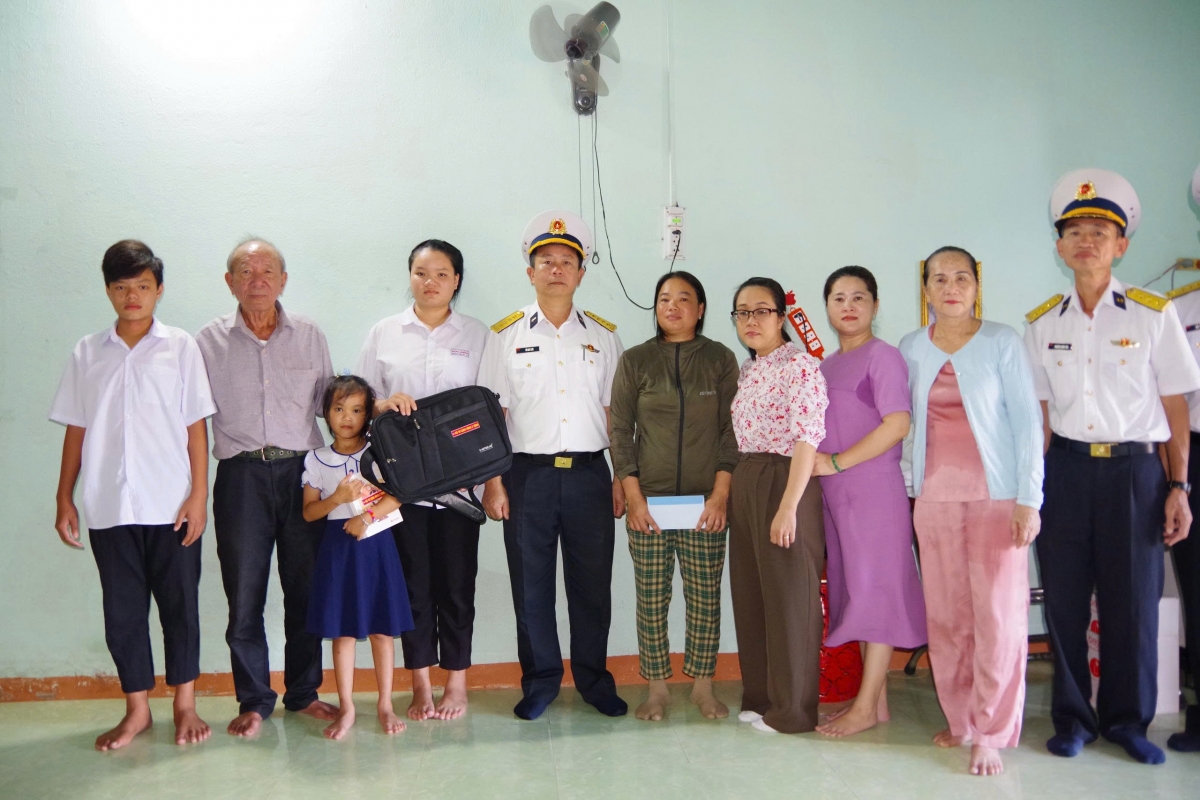 Đoàn công tác đã đến tặng quà cho tặng quà cháu Nguyễn Ngô Khánh Ngân, học sinh lớp 11, Trường THPT Xuyên Mộc, tại Ấp Bến Lội, xã Bình Châu, thành Hồ Chí Minh.