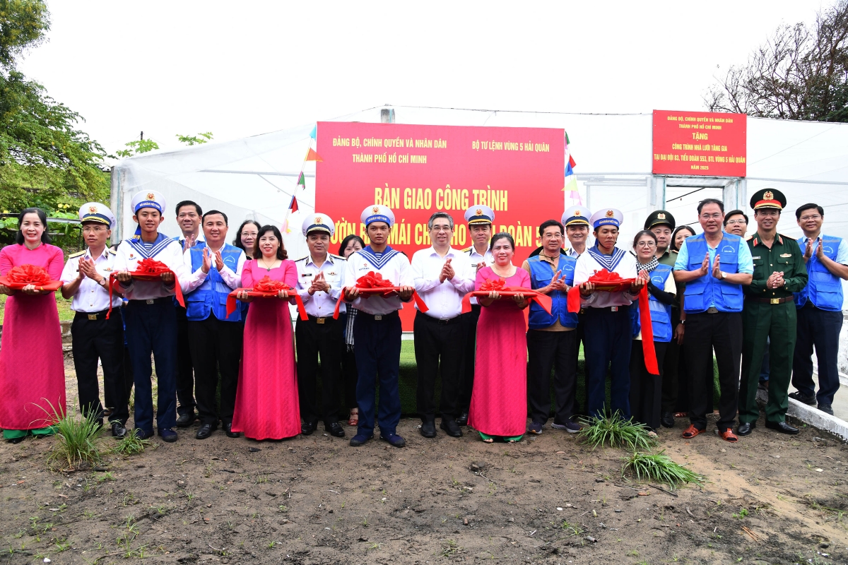 Lãnh đạo TP. Hồ Chí Minh cùng các đại biểu cắt băng khánh thành, bàn giao công trình vườn rau mái che tặng Tiểu đoàn 553, Vùng 5 Hải quân