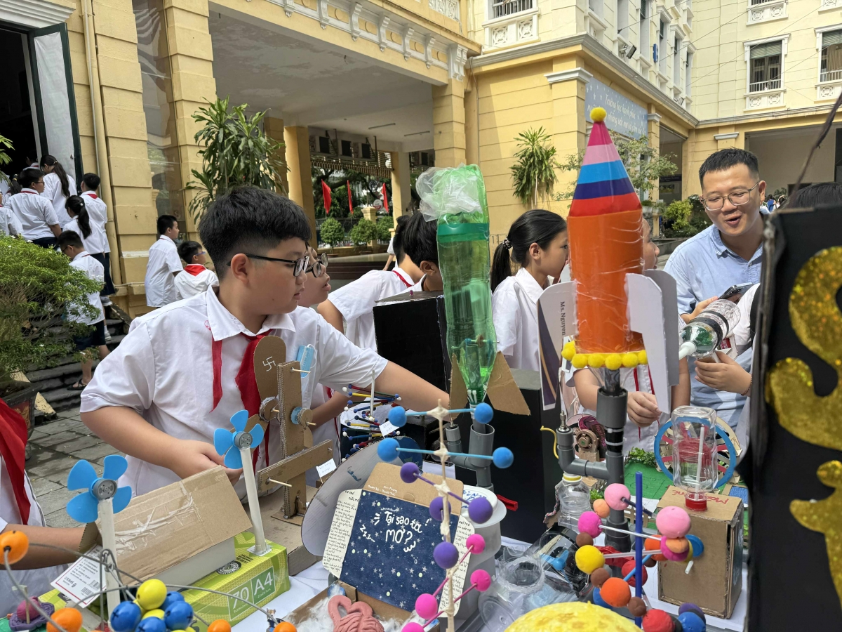 Triển lãm trưng bày một số sản phẩm khoa học của các em học sinh trường THCS Trưng Vương.