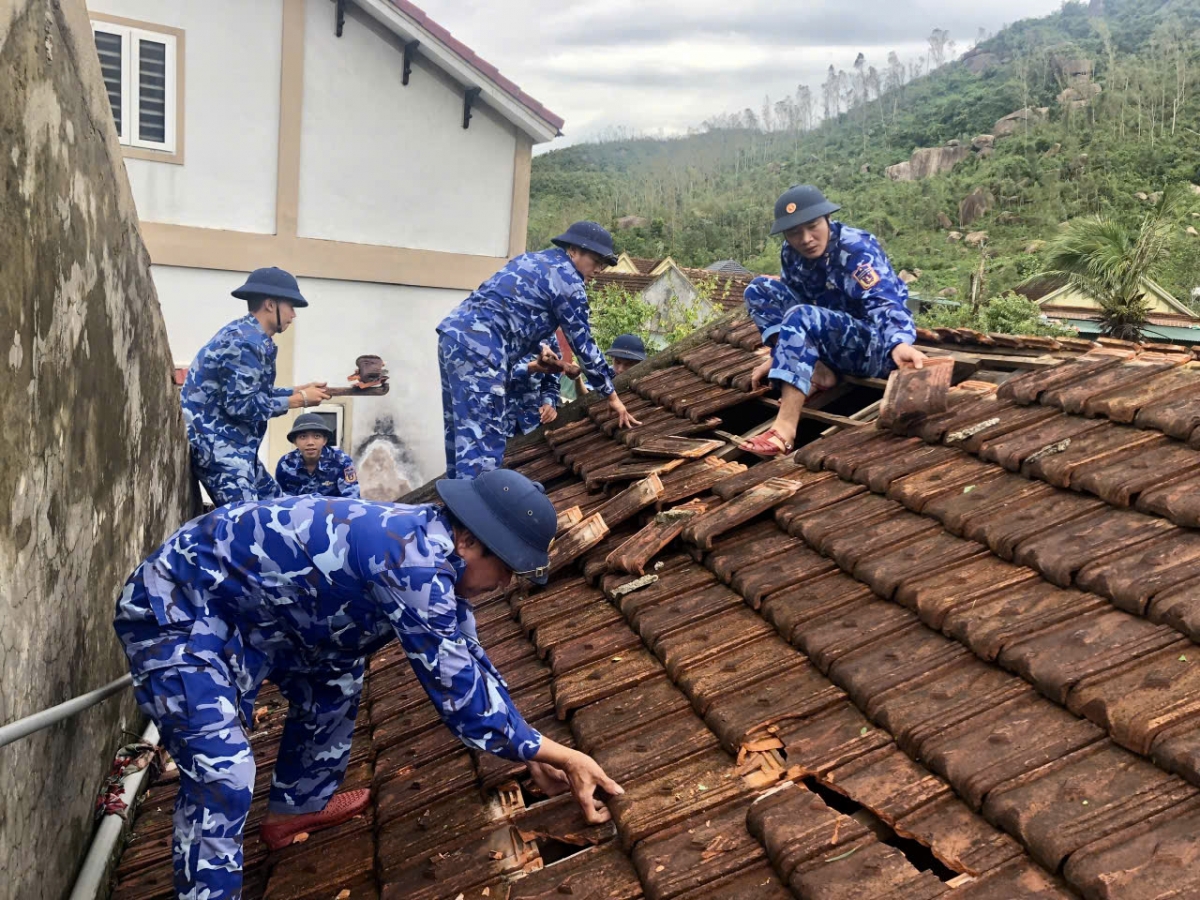 Giúp gia đình bà Dương Thị Hường - Vợ liệt sĩ (Thôn Xuân Lĩnh 1, xã Nghi Xuân, Hà Tĩnh) lợp lại mái nhà