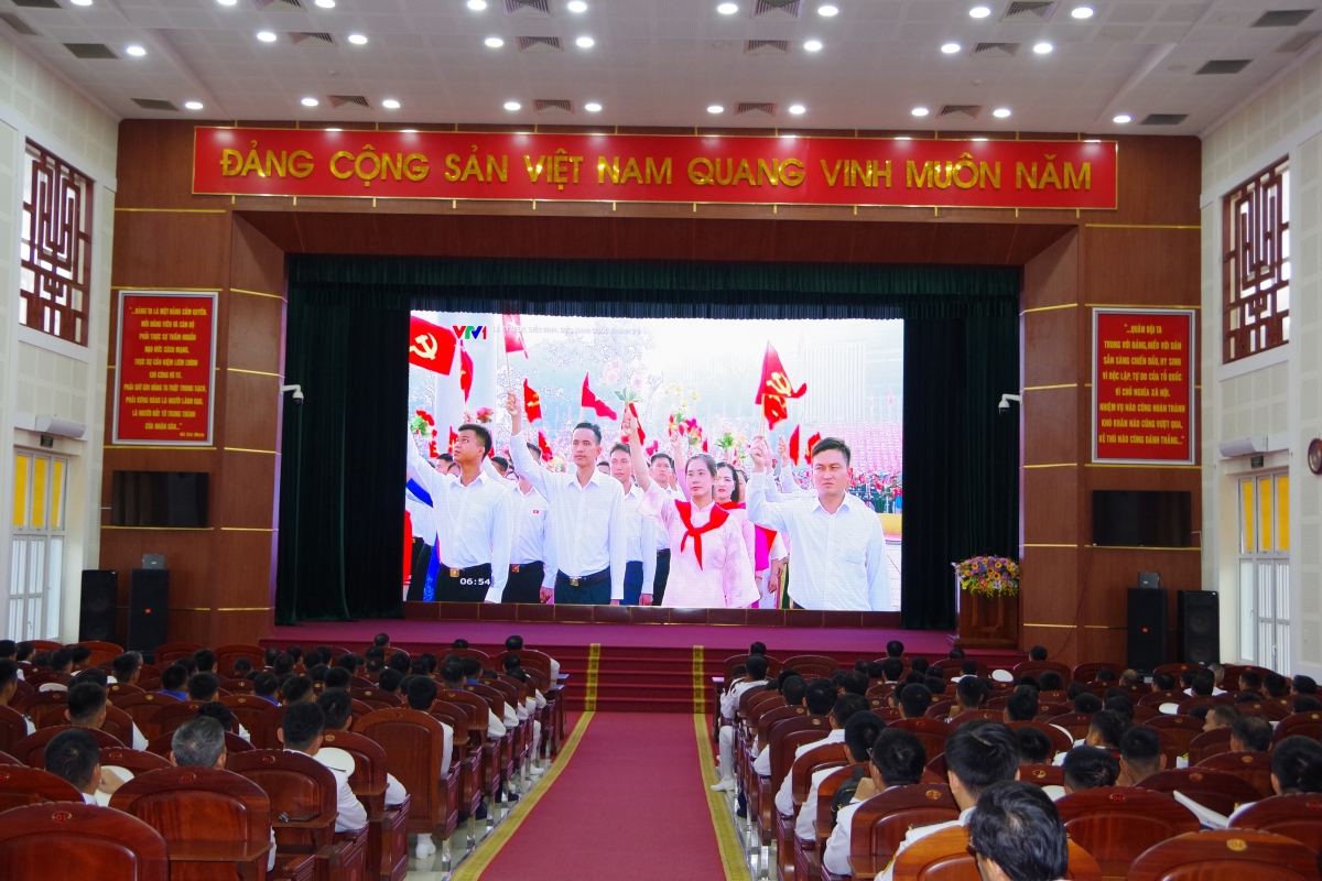 Tổ chức xem chương trình diễu binh, diễu hành tại Hội trường Vùng 2