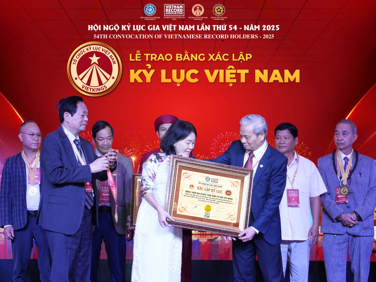 Thạc sĩ Nguyễn Ngọc Quỳnh, Trưởng Lab - Trung tâm Hỗ trợ sinh sản, Bệnh viện Đa khoa Tâm Anh TP.HCM nhận bằng Kỷ lục Việt Nam: Bệnh viện đầu tiên xây dựng Hệ thống Labo phôi học đạt chuẩn ISO 5 theo mô hình “lab trong lab”, ứng dụng trong thao tác trên giao tử và nuôi cấy phôi.