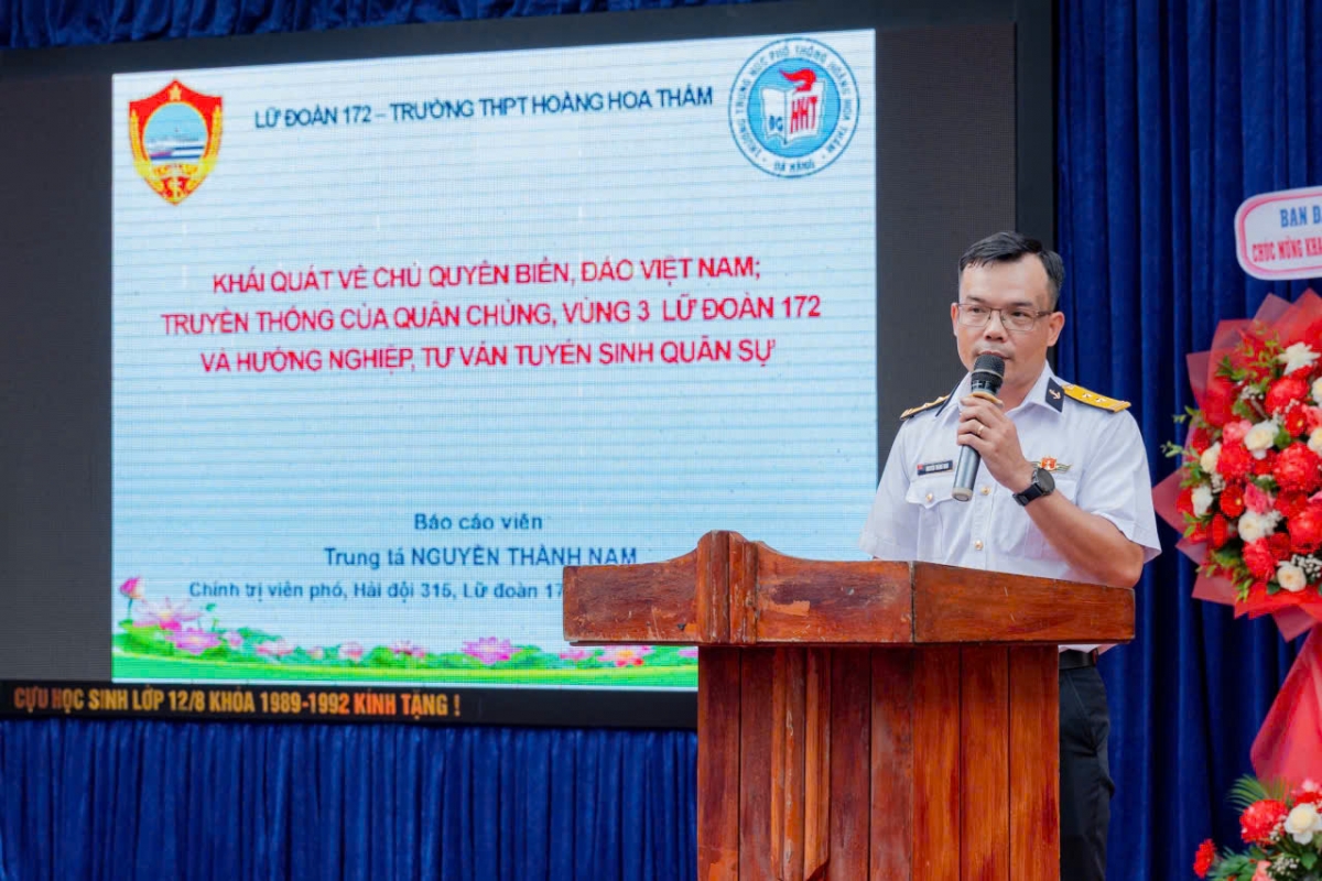 Báo cáo viên Lữ đoàn 172, Vùng 3 Hải quân thông tin về tình hình biển, đảo cho sinh viên, ĐVTN.