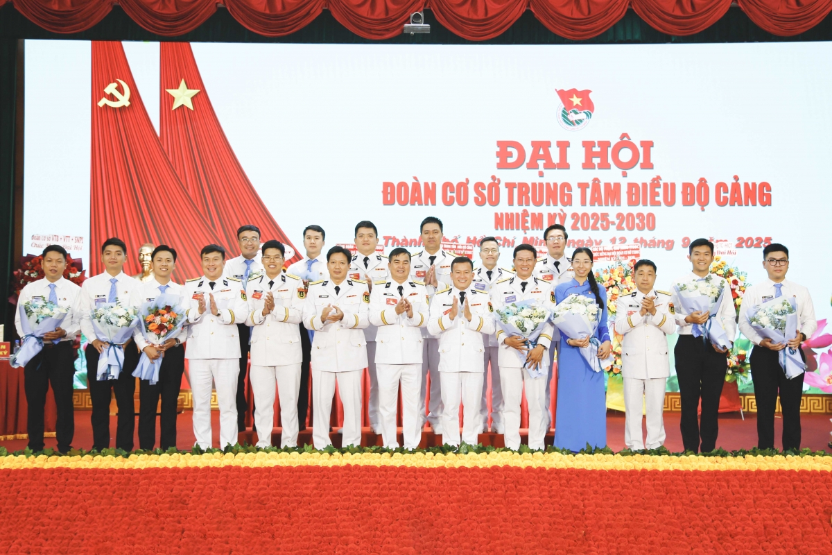 Thủ trưởng Phòng chính trị Binh đoàn 20 và Trung tâm Điều độ cảng chúc mừng Ban chấp hành khóa mới và đoàn đại biểu dự đại hội cấp trên