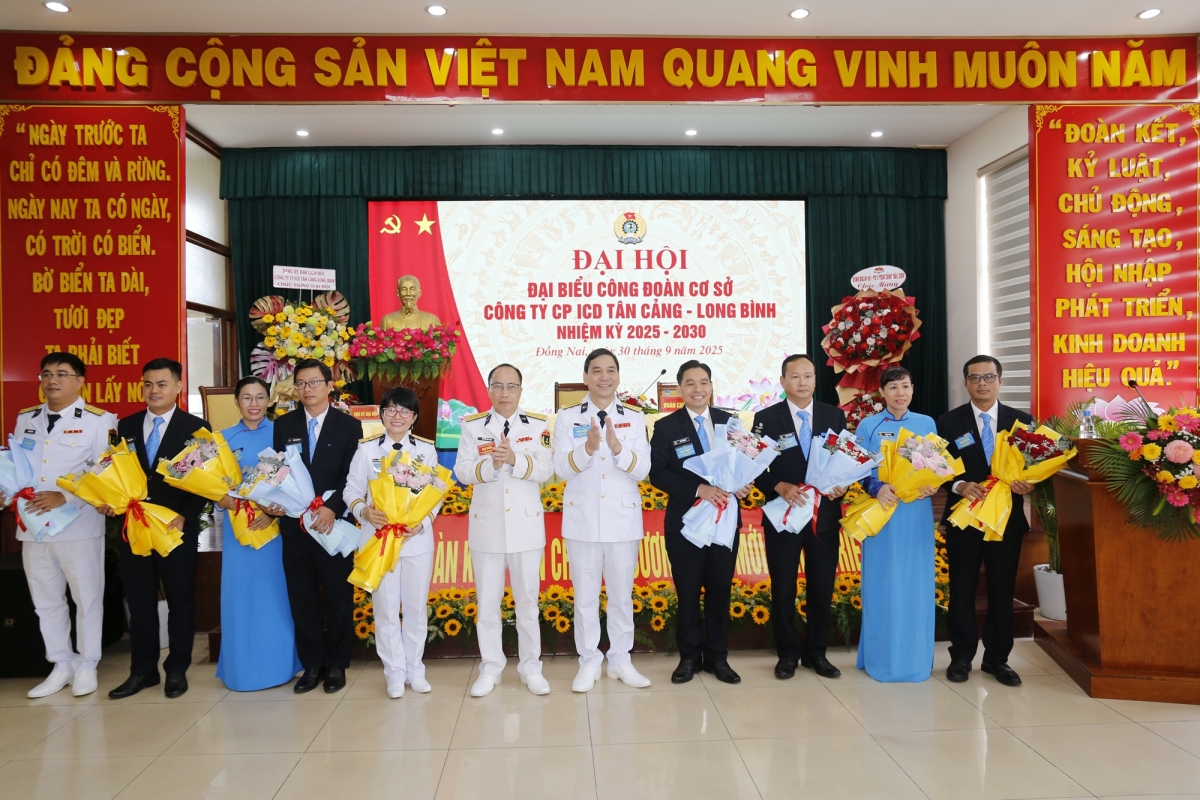 Thủ trưởng Phòng Chính trị Binh đoàn 20 và lãnh đạo Công ty CP ICD Tân Cảng Long Bình chúc mừng Ban chấp hành nhiệm kỳ mới