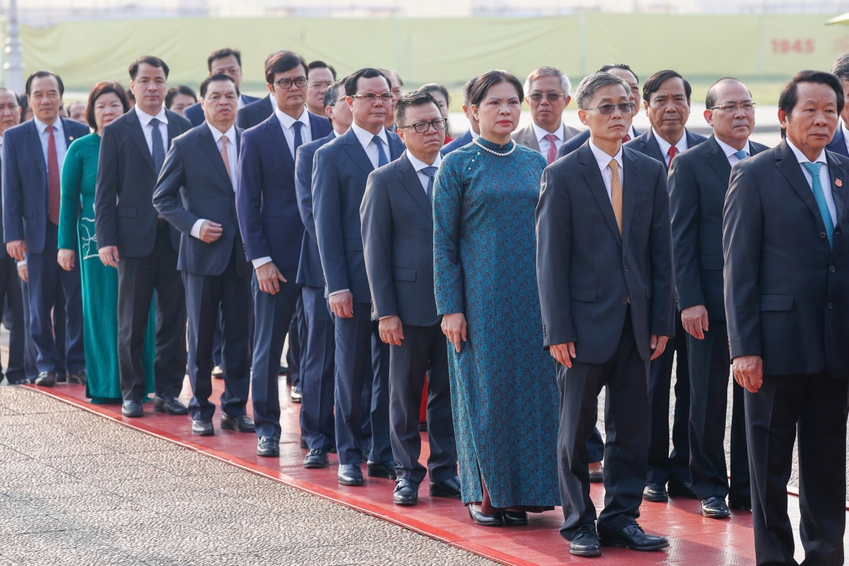 Các đại biểu thành kính tưởng nhớ Chủ tịch Hồ Chí Minh
 