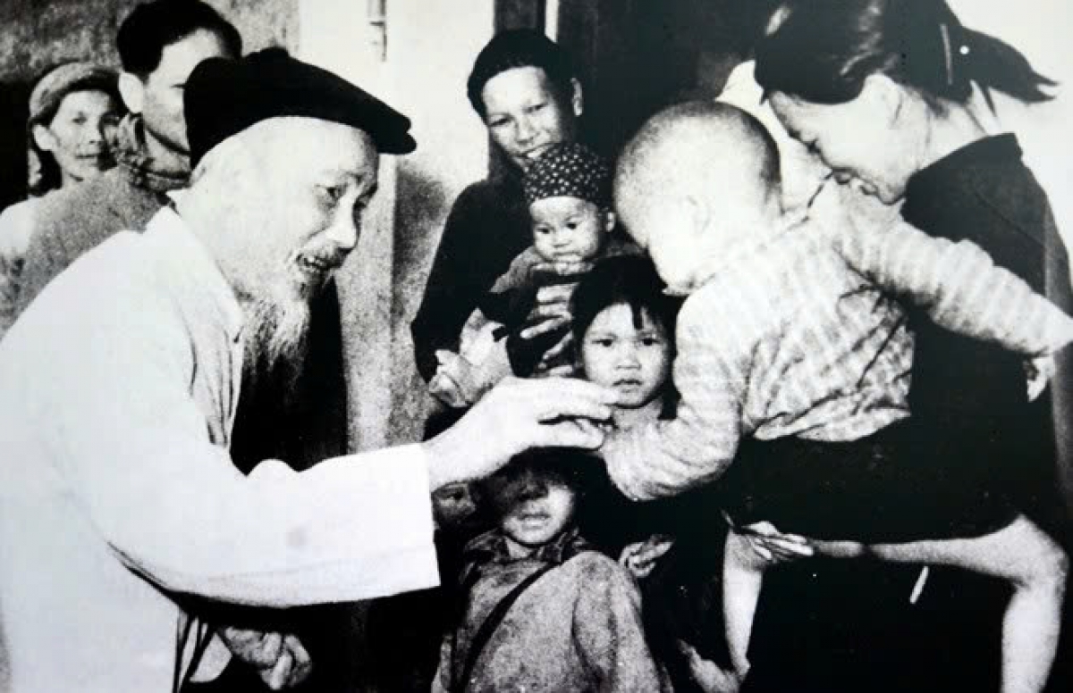 Chủ tịch Hồ Chí Minh luôn quan tâm chăm lo đời sống các tầng lớp nhân dân. Ảnh: Bảo tàng Hồ Chí Minh 