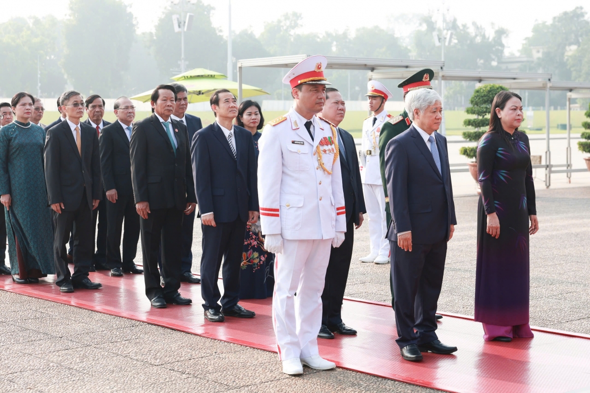 Các đại biểu thành kính tưởng nhớ Chủ tịch Hồ Chí Minh