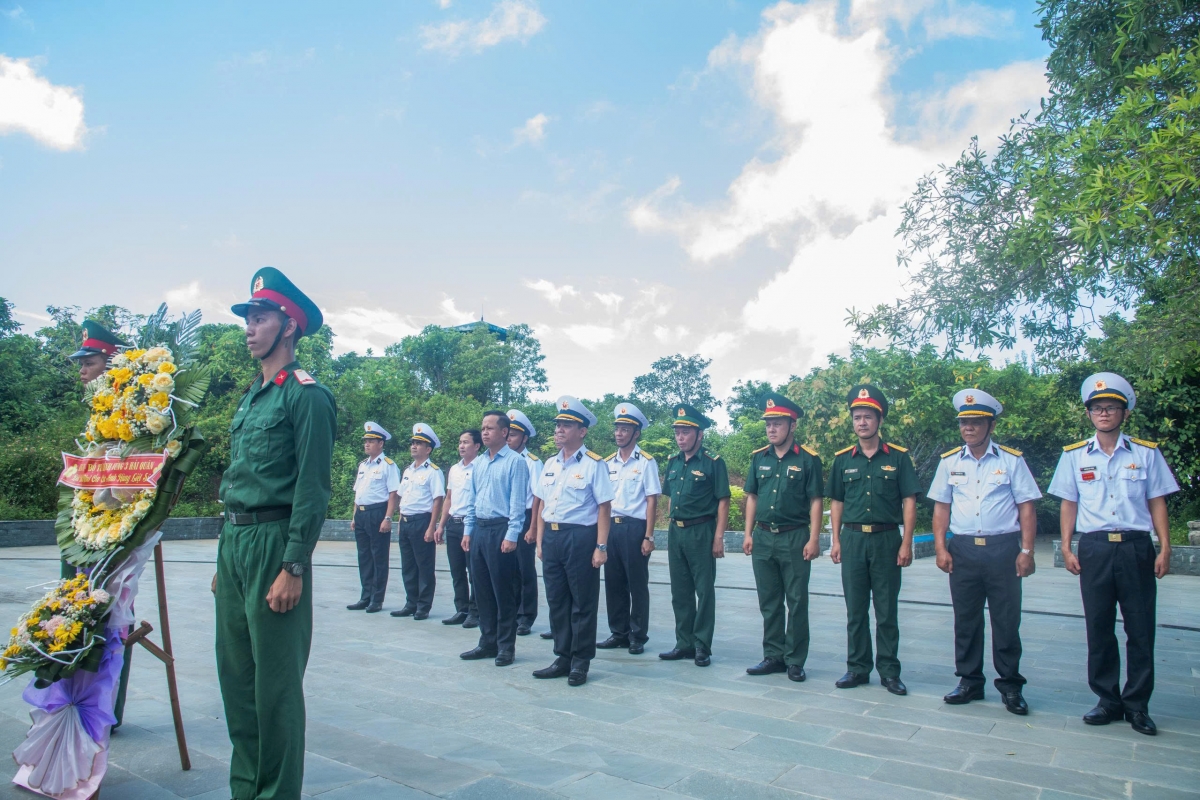Đại tá Phạm Anh Tuấn, Tư lệnh Vùng 3 Hải quân và đoàn công tác dâng hương tưởng nhớ Chủ tịch Hồ Chí Minh và các liệt sĩ tại phòng thờ Chủ tịch Hồ Chí Minh và Tượng đài Anh hùng liệt sĩ trên Đặc khu Cồn Cỏ (tỉnh Quảng Trị).
