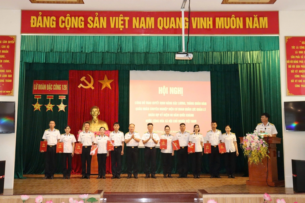 Thủ trưởng Lữ đoàn 126 trao quyết định nâng bậc lương, thăng quân cho các đồng chí QNCN 