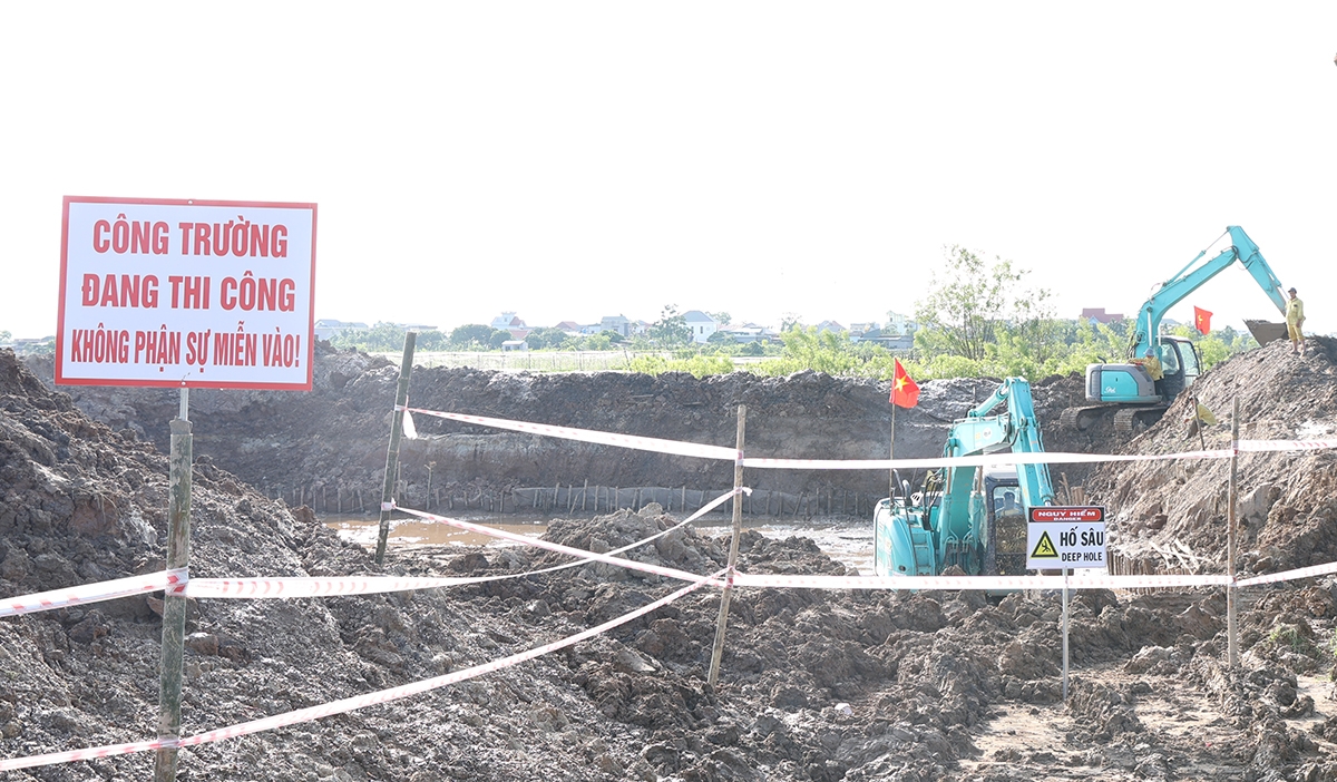 Thi công đào móng Dự án đường dây 500kV Hải Phòng – Thái Bình, đoạn qua tỉnh Hưng Yên