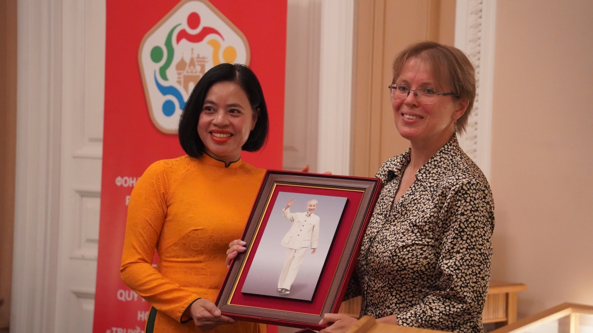 Bà Đỗ Thị Thu Hằng- Phó Giám đốc Bảo tàng Hồ Chí Minh trân trọng trao tặng bức ảnh Chủ tịch Hồ Chí Minh cho cô giáo Svetlana Gladunova