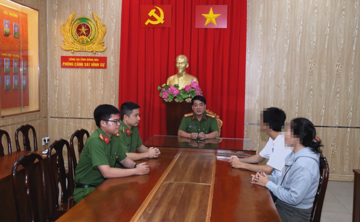 Bàn giao cháu L. cho gia đình an toàn (Ảnh: Công an tỉnh Đồng Nai)
