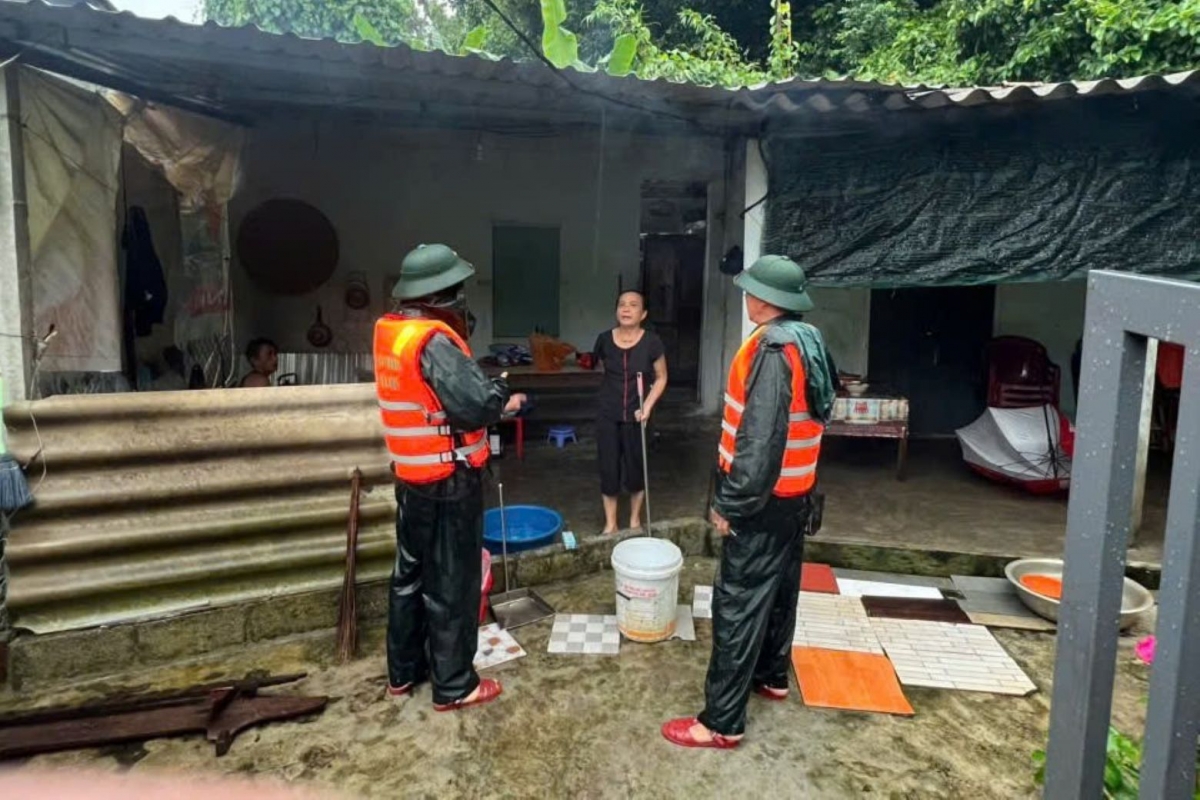 Bộ đội Biên phòng tuyến biển thành phố Huế vận động người dân hạn chế ra đường từ 10 giờ ngày 28/9