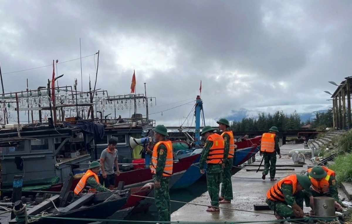 Bộ đội Quân khu 5 giúp nhân dân neo đậu tàu thuyền