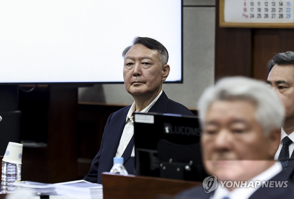 Cựu Tổng thống Hàn Quốc Yoon Suk Yeol có mặt trong phiên xét xử công khai đầu tiên ngày 26-9 (ảnh Yonhap News)
