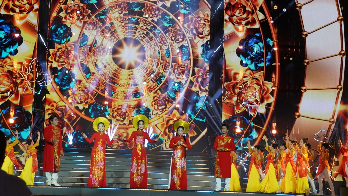 Gala Chuông vàng vọng cổ 2025 diễn ra giữa phố đi bộ Nguyễn Huệ (Ảnh Kim Dung)