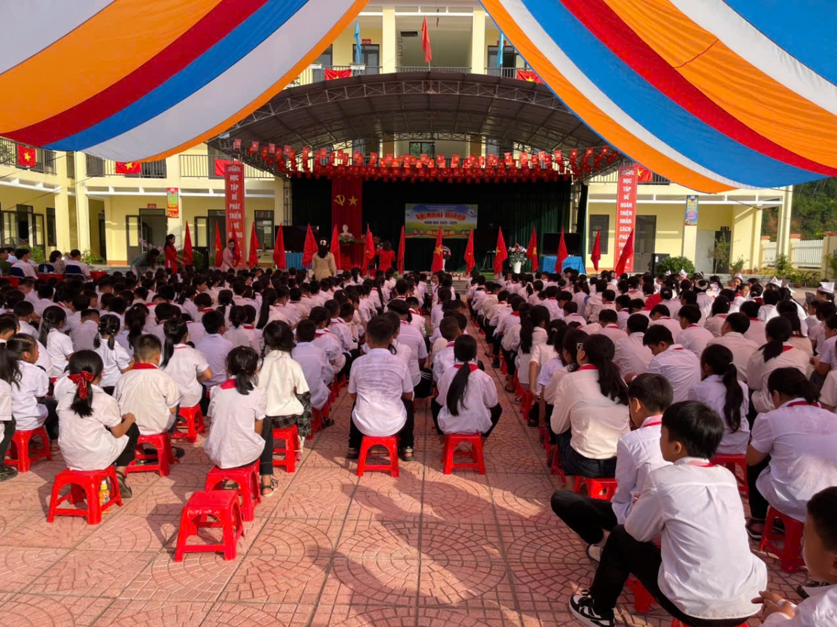 Học sinh Trường Tiểu học và THCS Đôn Phong trong ngày khai giảng.