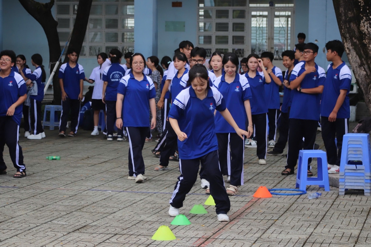 Học sinh trường THPT Thạnh Lộc tham gia hoạt động thể chất (ảnh: Đoàn trường THPT Thạnh Lộc)