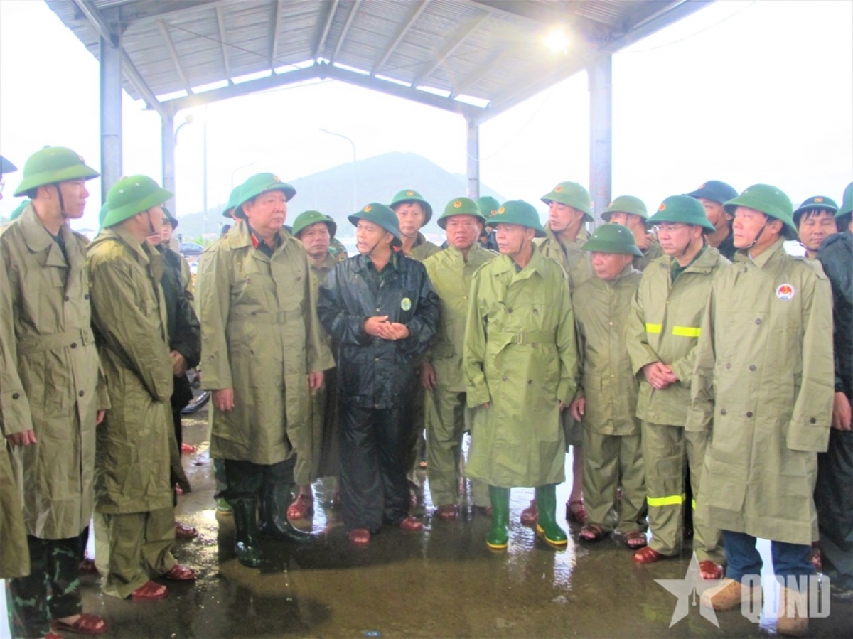 Thượng tướng Huỳnh Chiến Thắng và đoàn công tác kiểm tra công tác chống bão tại Cửa Lò