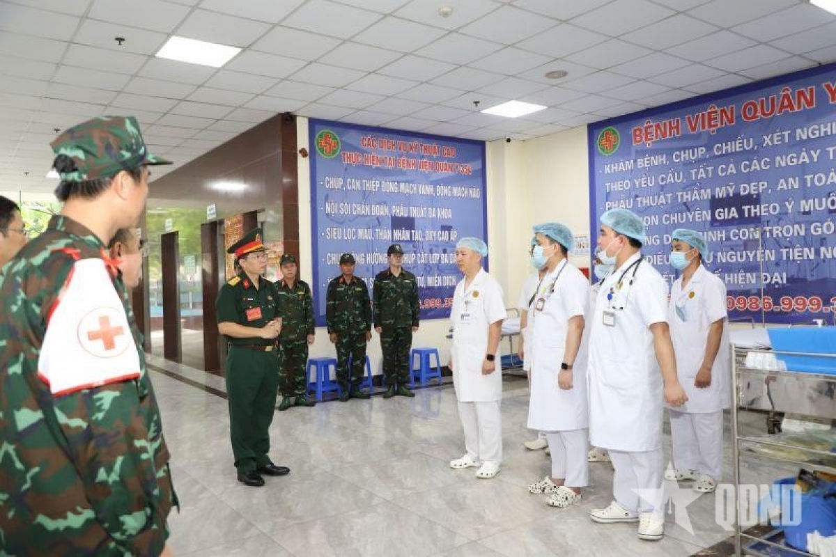 Đại tá Lê Văn Đông kiểm tra khu vực tiếp nhận bệnh nhân