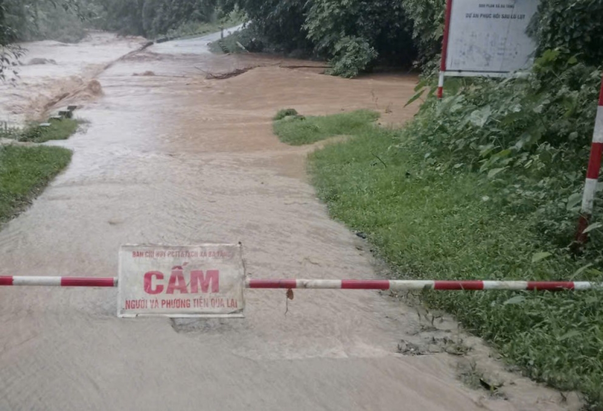 Lắp biển cảnh báo các khu vực bị ngập.