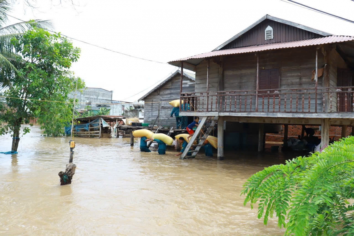 Lực lượng dân quân địa phương hỗ trợ người dân di dời tài sản trong trận ngập 5/9 vừa qua.