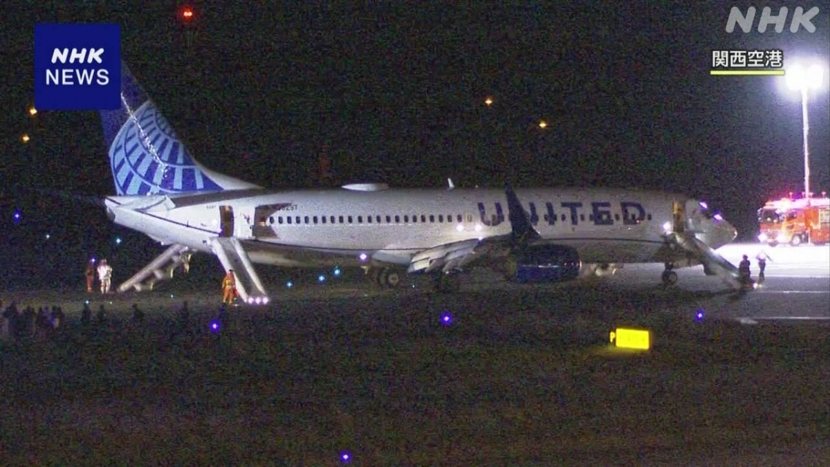 Máy bay của United Airlines phải hạ cánh khẩn cấp xuống Nhật Bản. Ảnh: NHK