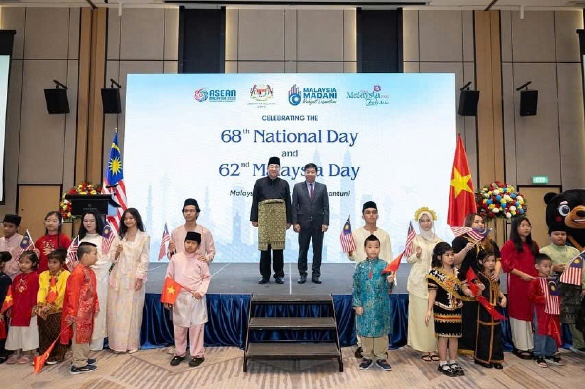 Đại sứ Malaysia tại Việt Nam Dato’ Tan Yang Thai và Thứ trưởng Bộ Ngoại giao
Nguyễn Mạnh Cường tại Lễ kỷ niệm