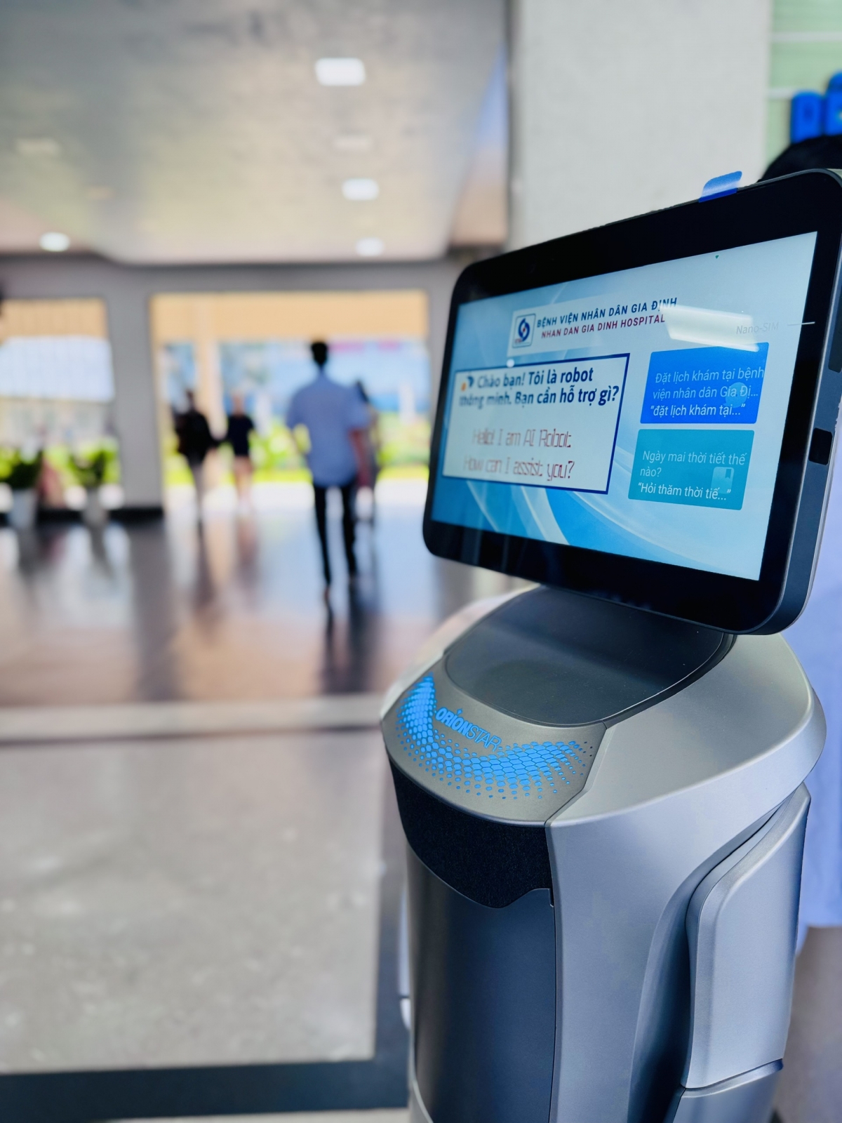 Robot được đặt ngay sảnh để hướng dẫn cho người dân đến khám chữa bệnh (Ảnh BV cung cấp).