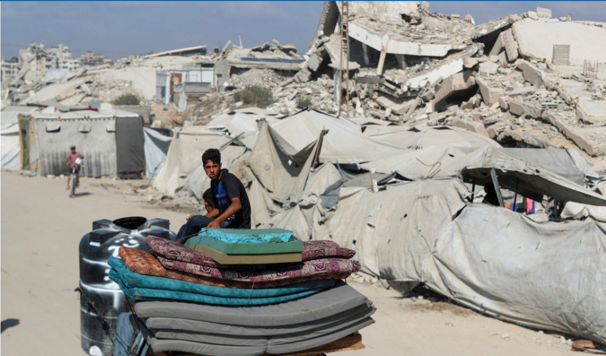 Người dân Palestine di tản chạy trốn trong chiến dịch quân sự của Israel. (Ảnh: Reuters)