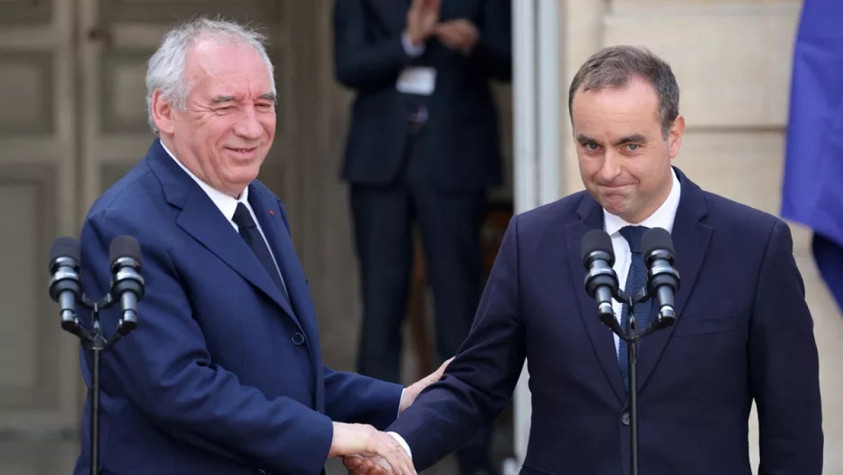 Tân Thủ tướng Sébastien Lecornu và người tiền nhiệm François Bayrou - Ảnh: Le Figaro