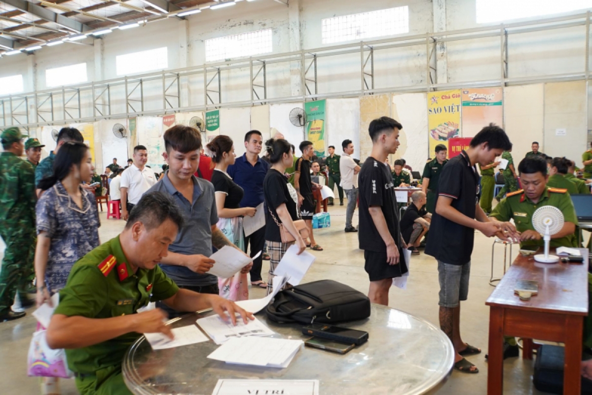 Thực hiện bàn giao công dân cho công an 22 tỉnh thành (ảnh Đ.M)