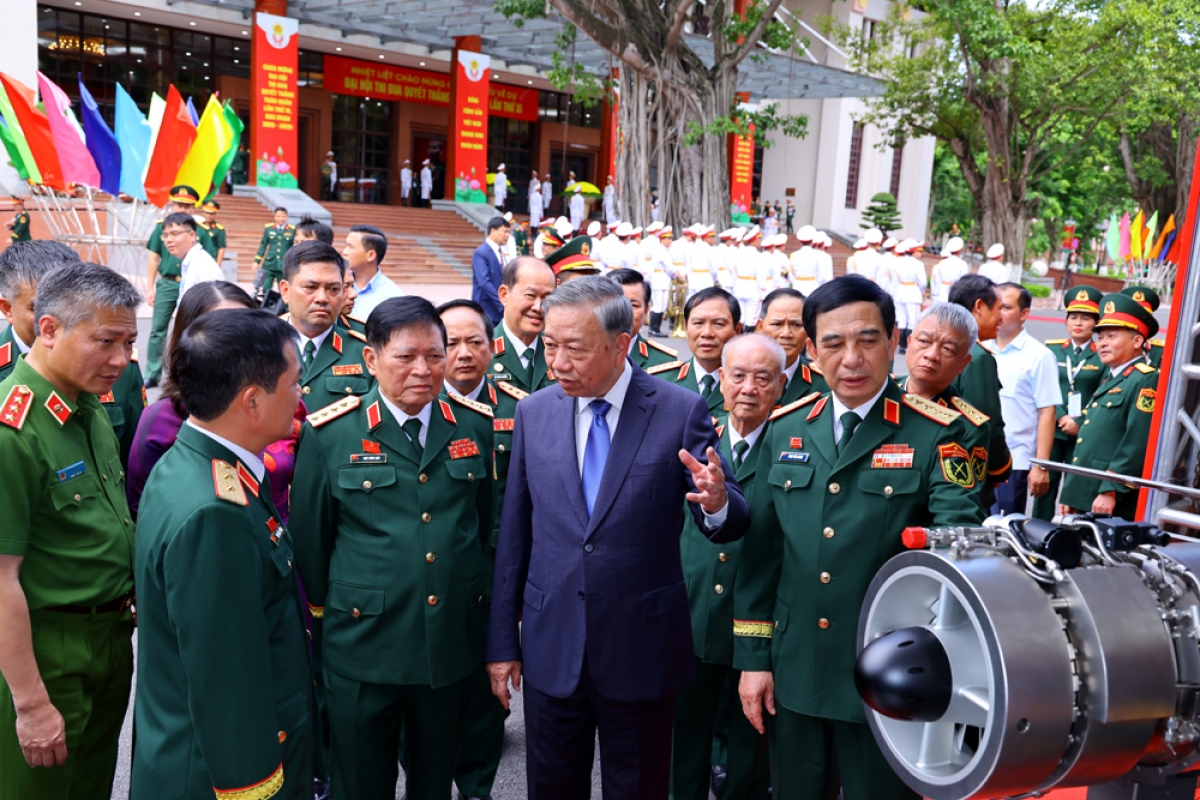Tổng bí thư Tô Lâm tham quan triển lãm tại Đại hội