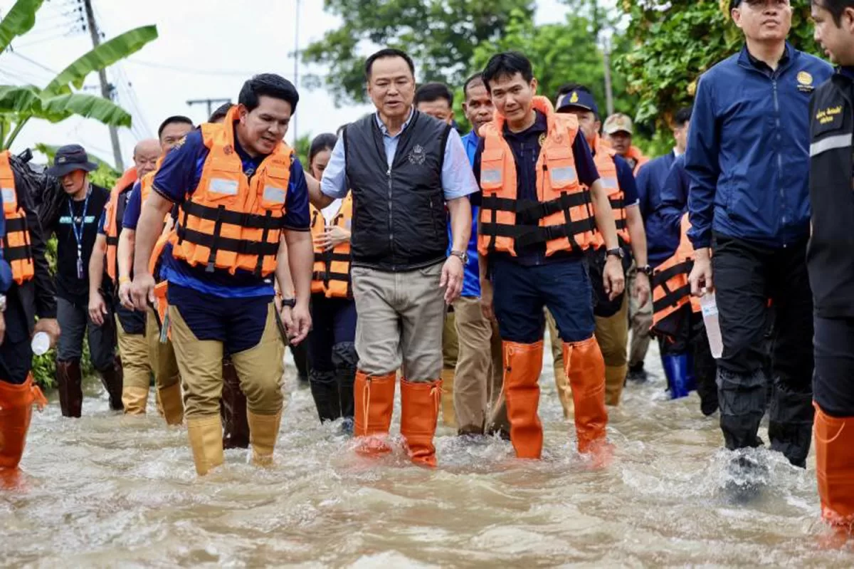 Thủ tướng Thái Lan Anutin thị sát tình hình lũ lụt tại tỉnh Ayutthaya hôm 27/9/2025. Ảnh: Văn phòng Thủ tướng Thái Lan