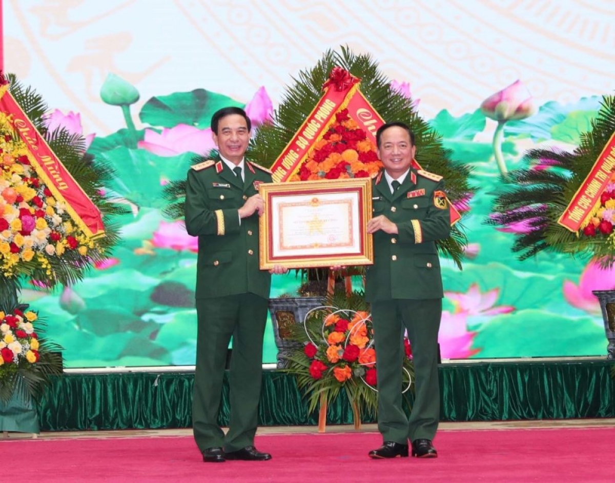 Thừa ủy quyền của Chủ tịch nước, Đại tướng Trịnh Văn Quyết trao Huân chương Quân công hạng Nhất tặng Đại tướng Phan Văn Giang
